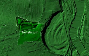 Il luogo del parco di Świerże, lungo il fiume Bug dove sono allocati i resti di questo antico insediamento di tipo militare adesso riposizionato al XVII Secolo.